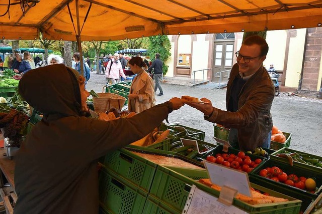 Ole Jena darf fr Fudder ein Probestck Dattelkuchen austesten.  | Foto: Wolfgang Wiesmann