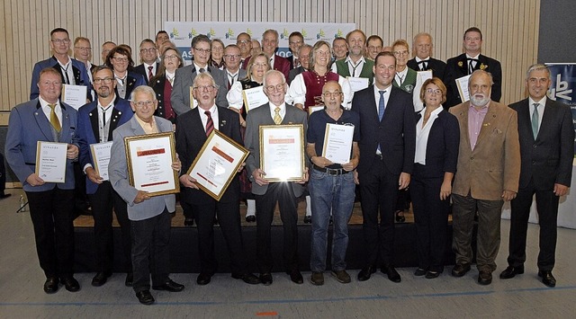 Alle Geehrten mit dem Prsidium des Bl...er, Brigitte Russ und Felix Schreiner.  | Foto: Stefan Pichler