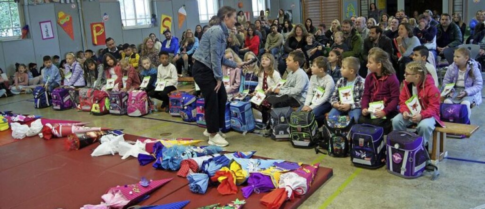 Schulleiterin Silke Moser begrüßt die neuen Erstklässlerinnen und Erstklässler.   | Foto: Carola Bruhier