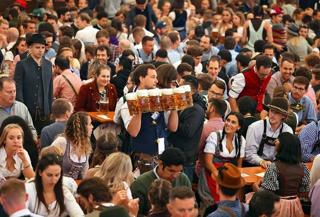 Dicht an dicht, ein paar Ma Bier und ... das mit sich bringt, ist noch unklar.  | Foto: Karl-Josef Hildenbrand