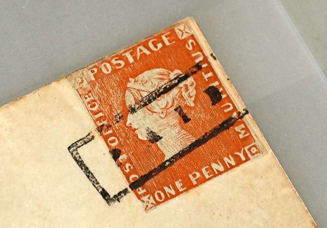 Diese Briefmarke heit &#8222;Rote Mau...2021 dafr 8,1 Millionen Euro bezahlt.  | Foto: Bernd Weibrod (dpa)