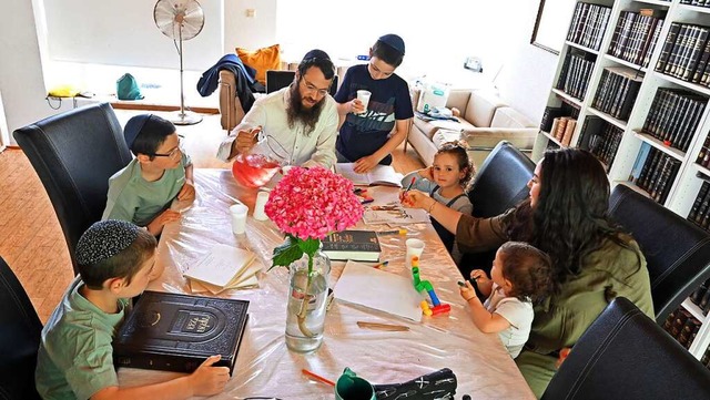 Die ganze Rabbinerfamilie Gitler ist a...hava und der kleine Jossi (von links).  | Foto: Michael Bamberger