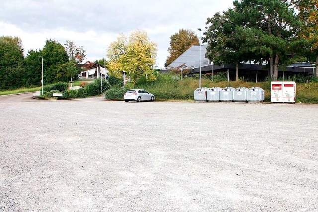 Der groe Kiesparkplatz vor der Halle rgert die Rte.  | Foto: Heidi Fel