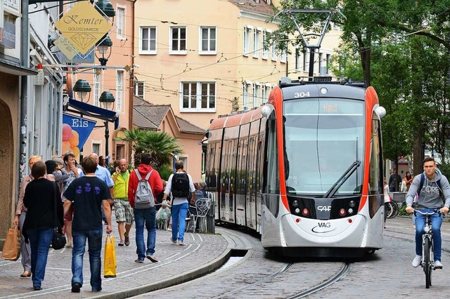 In einer Bahn der Linie 3 hat eine Unb...eine ltere Frau getreten. Symbolbild.  | Foto: Rita Eggstein-honorarfrei