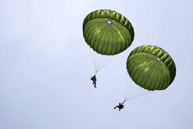 Fallschirmspringer mssen ben.  | Foto: Bundeswehr/Sebastian Wilke