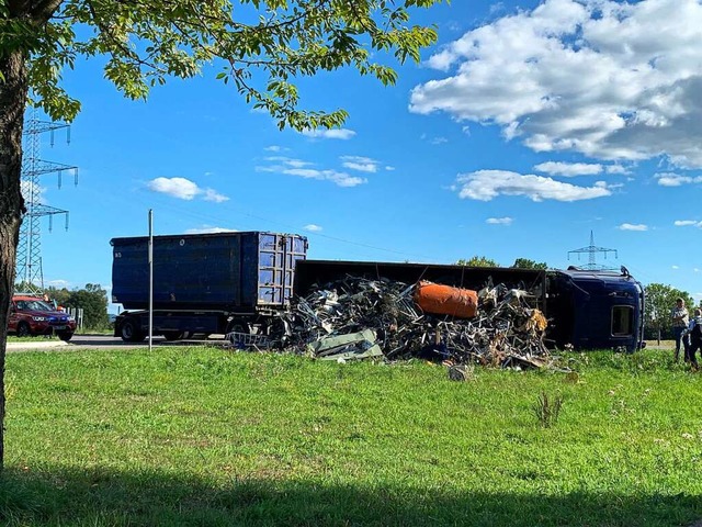 Der umgekippte Lkw mit der herausgefallenen Metallschrottladung.  | Foto: Helmut Seller