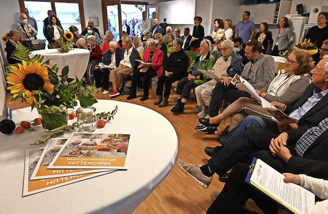 Eine groe Familie: Bewohner, Angehri...hrenamtliche Helfer der WG Mittendrin   | Foto: Hans-Peter Mller