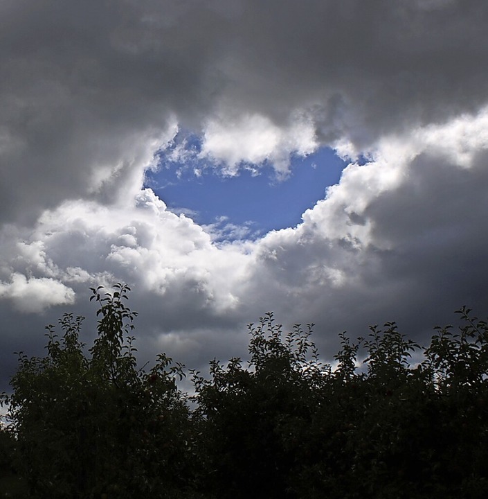 Herzig: Eine besondere Lücke im  wolkenverhangenen Himmel.  | Foto: Harald Höfler