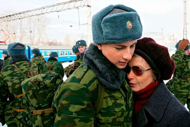 Ein junger Rekrut, der zum Militrdien...ine Mutter am Bahnhof bei der Abreise.  | Foto: Maxim Shipenkov (dpa)