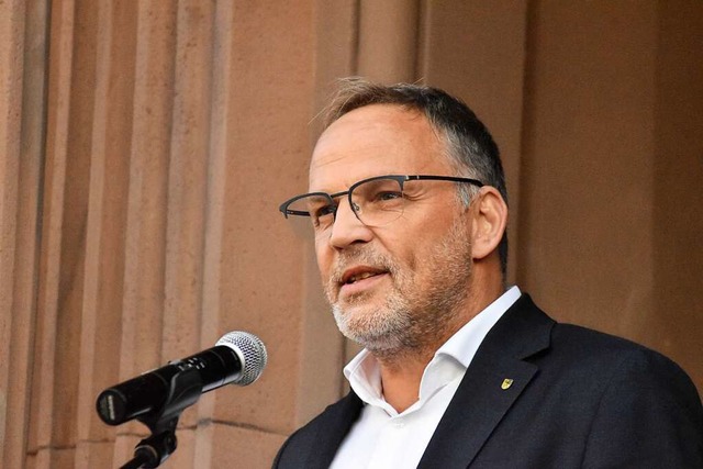 Dirk Neubauer hielt am Alten Rathaus die Rede zum Tag der Demokratie.  | Foto: Thomas Loisl Mink