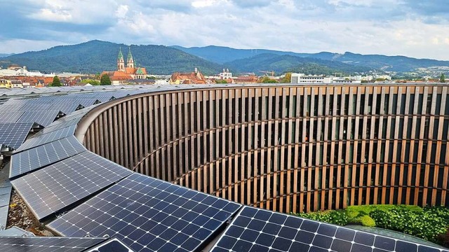 Der Klimaentscheid fordert Solaranlage...lchen kommunaler Gebude in Freiburg.  | Foto: Uwe Mauch