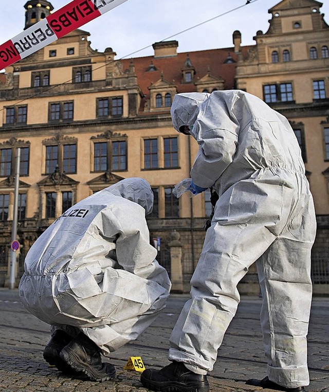 Nach dem Einbruch in das Grne Gewlbe in Dresden sichern Polizisten die Spuren.  | Foto: Sebastian Kahnert (dpa)