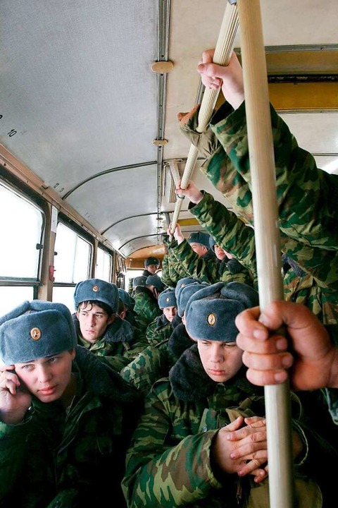 Junge Rekruten, gerade zum Militärdien...tes, der Stadt Kemerowo, Westsibirien.  | Foto: Maxim Shipenkov (dpa)