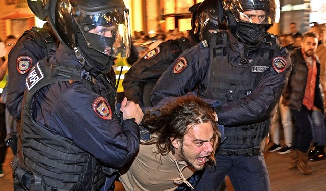 Polizisten verhaften in Moskau einen M...gen die Teilmobilisierung gefolgt ist.  | Foto: ALEXANDER NEMENOV (AFP)