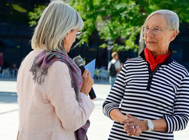 Die pflegende Angehrige Sigrid Meyer ...echts) im Gesprch mit Waltraud Keller  | Foto: Ingo Schneider