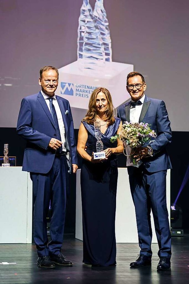 Helena Gareis nahm den Preis entgegen,...an Gert, Prsident des Marketingclubs.  | Foto: Marketingclub Ortenau