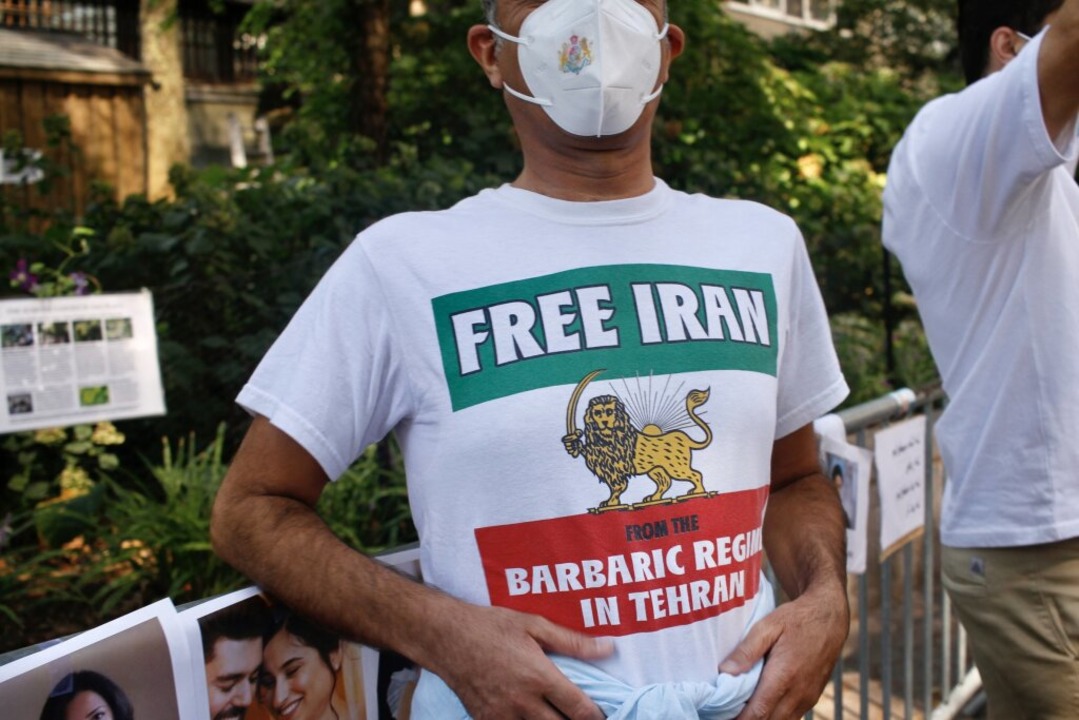 Mit dem Aufdruck &quot;Befreit Iran - ... in New York gegen das Regime in Iran.  | Foto: Niyi Fote (dpa)