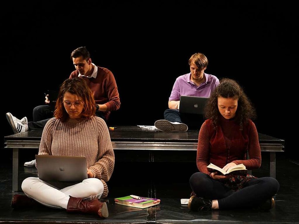 In dem Stck &#8222;Lieblingsmenschen&... die Suche nach der eigenen Identitt.  | Foto: Anna Vierthaler