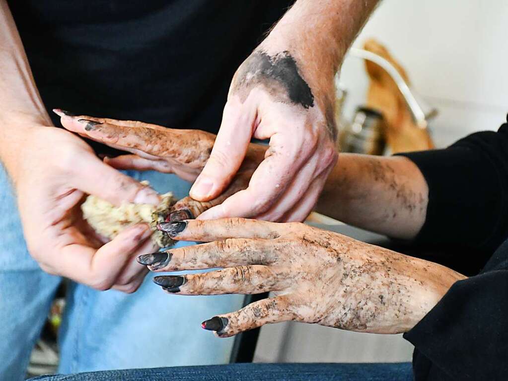 Auch die Hnde bekommen Maske.