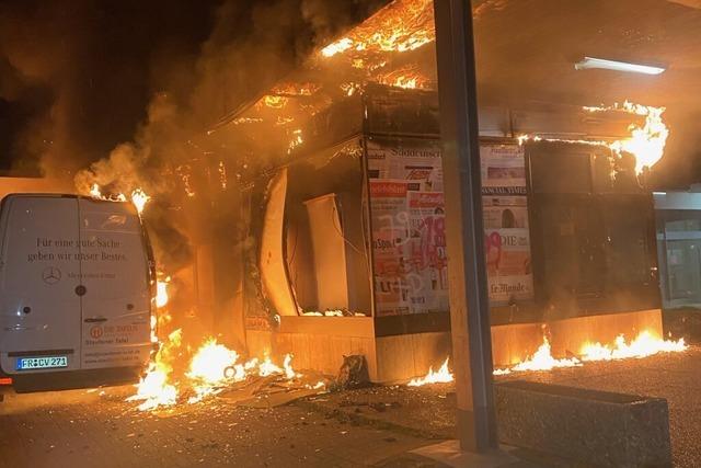 Schwere Brandschäden an Bahnhofskiosk und Tafel-Transporter in Bad Krozingen