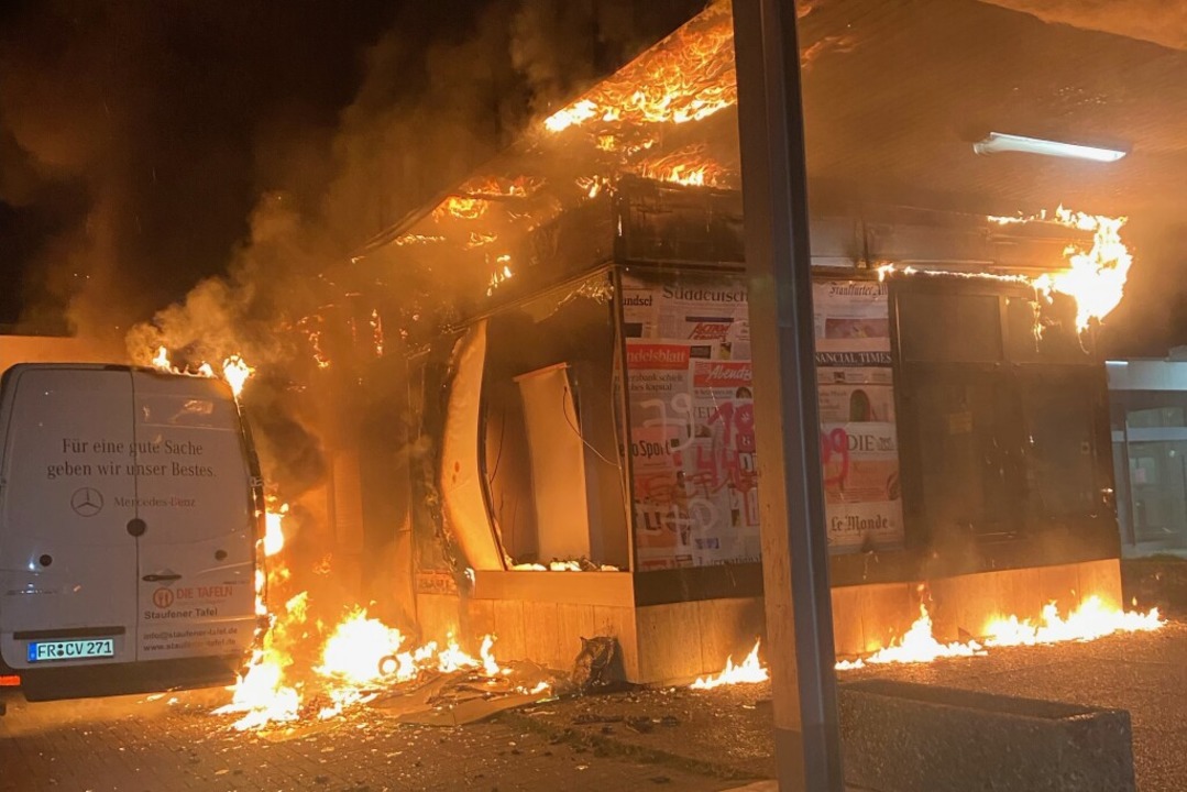 In der Nacht auf Donnerstag standen da...der Tafel-Transporter voll in Flammen.  | Foto: Feuerwehr Bad Krozingen