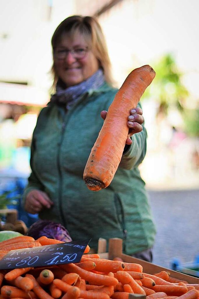 Prachtexemplar: Diese Karotte bringt 1,2 Kilogramm auf die Waage.  | Foto: Kathrin Blum