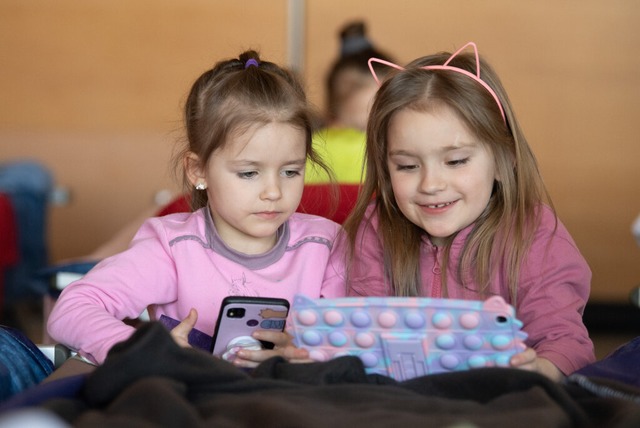 Zwei kleine Mdchen aus der Ukraine spielen an einem Tablet. (Archivbild)  | Foto: Boris Roessler (dpa)