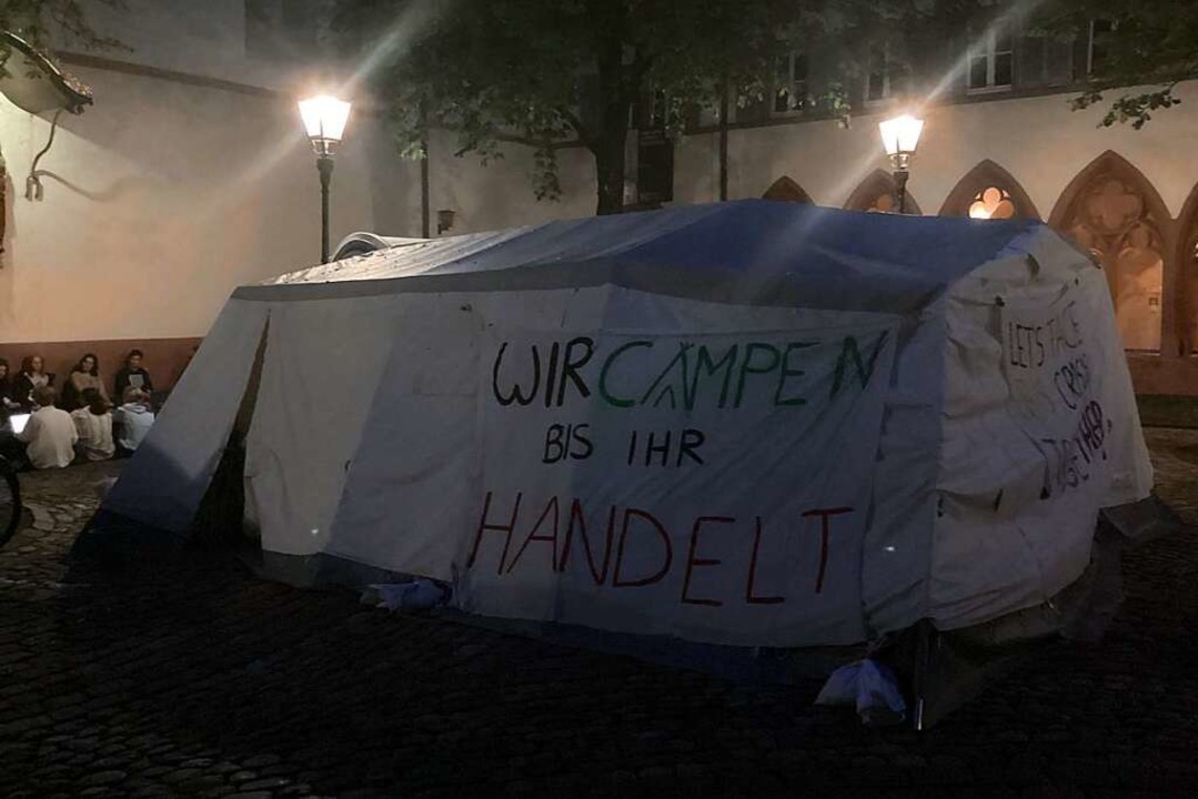 Auch nachts befinden sich stets Aktivi... Klimacamp am Freiburger Rathausplatz.  | Foto: Anne Herrmann
