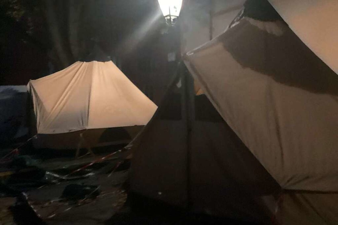 Nachts stellen die Aktivisten  ihre Infomaterialien in die Zelte.  | Foto: Anne Herrmann
