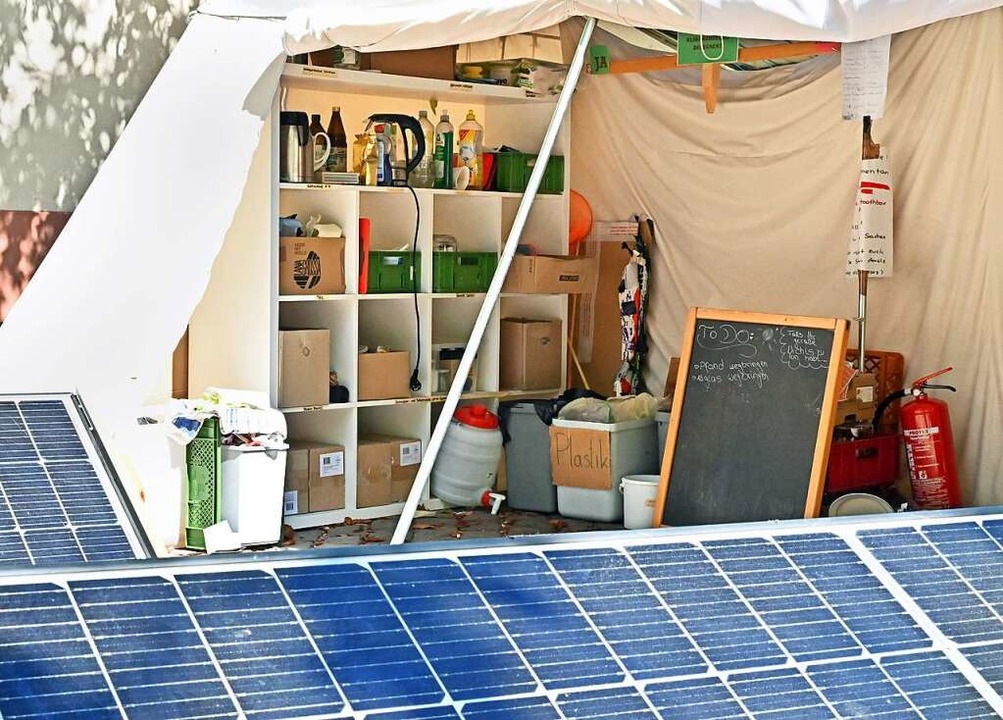 Mit Solarzellen versorgen die Aktivistinnen und Aktivisten ihren Energiebedarf.  | Foto: Michael Bamberger