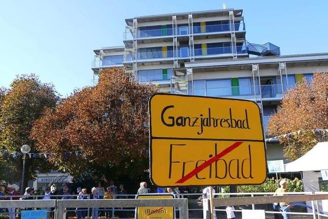 200 Menschen demonstrieren in Rheinfelden fr ein Ganzjahresbad