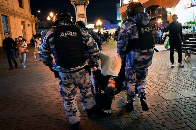 Bereitschaftspolizisten tragen in Mosk...erende wurden landesweit festgenommen.  | Foto: Alexander Zemlianichenko (dpa)