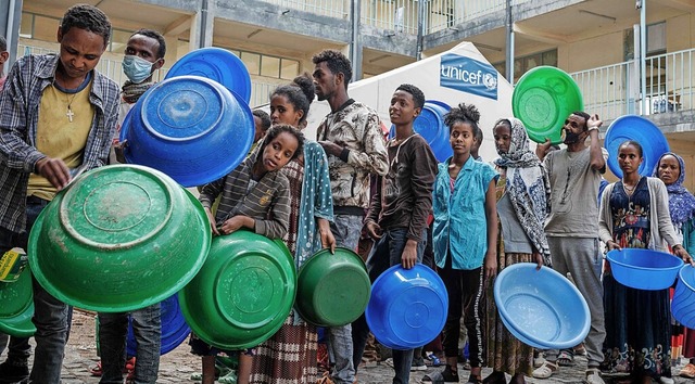 Flchtlinge aus der thiopischen Provinz Tigray stehen fr Essen an.  | Foto: YASUYOSHI CHIBA (AFP)