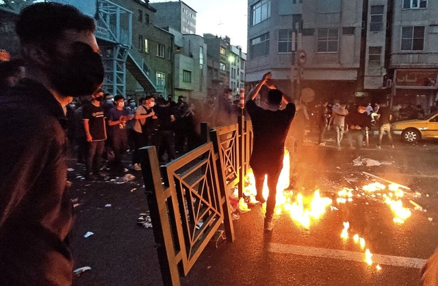 Proteste auf den Straen Teherans nach...a Amini in Gewahrsam der Sittenpolizei  | Foto: - (AFP)