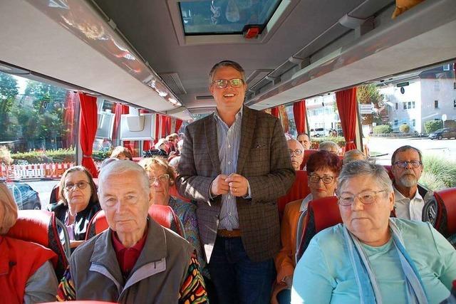 Bürgermeister erklärt den Senioren die großen Projekte in Grenzach-Wyhlen