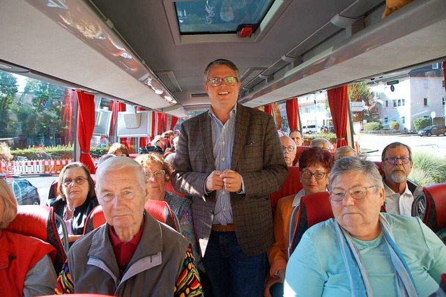 Brgermeister  Tobias Benz freute sich: Der Bus war voll.  | Foto: Petra Wunderle