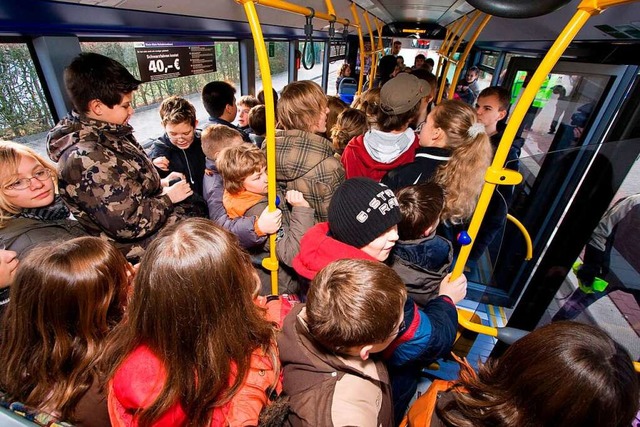 Drangvolle Enge im Schulbus (Symbolbil...lternativverbindungen in Bus und Bahn.  | Foto: Jan Potente