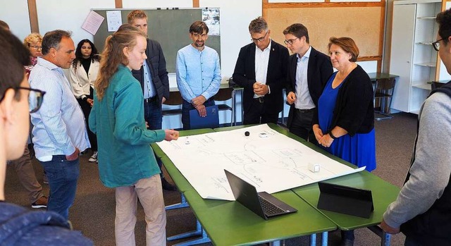 Theresa Schoppner (rechts) lsst sich ...erkstatt am Gymnasium Achern erklren.  | Foto: Rudolf Knig