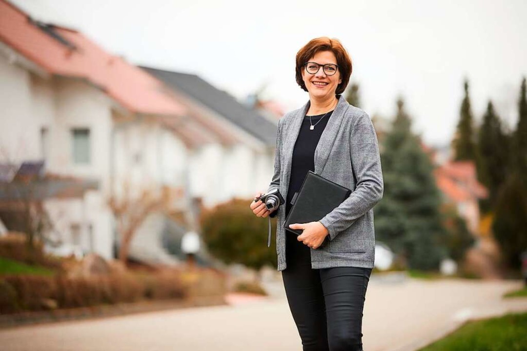Expertin Susanne Steiert begutachtet f...re Kunden  den Zustand von Immobilien.  | Foto: Volksbank Lahr