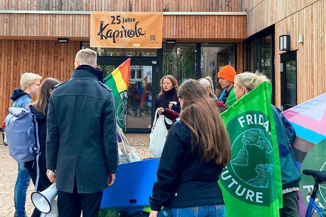 Aktivisten von Fridays for Future habe... animiert, am Klimastreik mitzulaufen.  | Foto: Jannik Schwab
