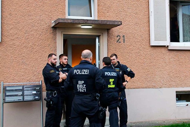 Die Bundespolizei und Zollbeamte durchsuchten eine Wohnung in Bad Sckingen.  | Foto: Esteban Waid