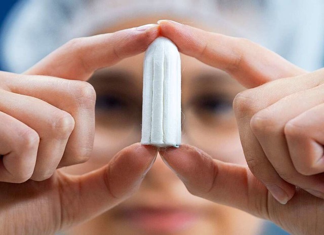 Die SMV im Schulzentrum stellt Mdchen kostenlos Tampons zur Verfgung.  | Foto: Sebastian Kahnert (dpa)