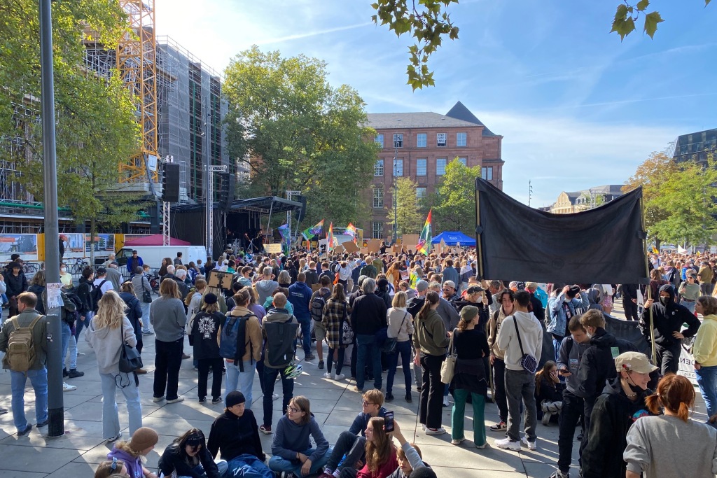 Fridays For Future: Mindestens 8000 Menschen Demonstrieren In Freiburg ...