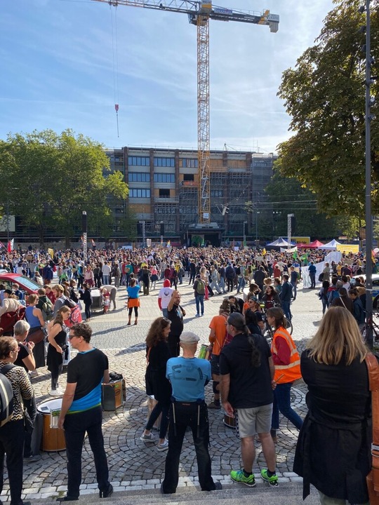 Die Kundgebung von Fridays for Future auf dem Platz der Alten Synagoge  | Foto: Anika Maldacker
