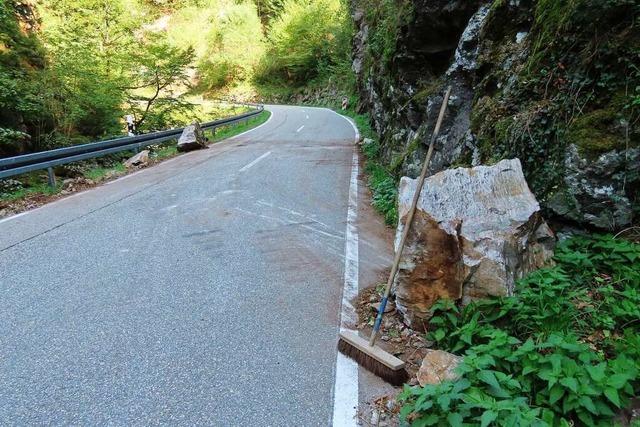 Großer Felsbrocken stürzt im Wehratal auf die Straße