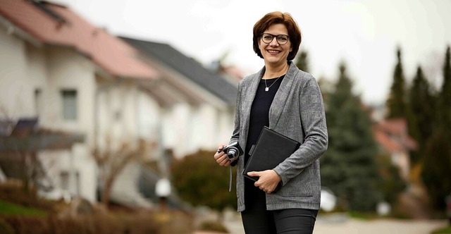 Expertin Susanne Steiert begutachtet f...re Kunden  den Zustand von Immobilien.  | Foto: Volksbank Lahr