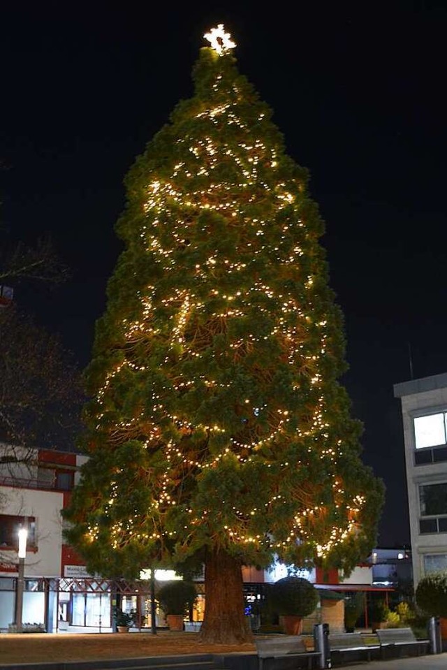 Bleibt dieses Jahr unbeleuchtet: Der Weihnachtsbaum auf dem Weiler Rathausplatz  | Foto: Hannes Lauber