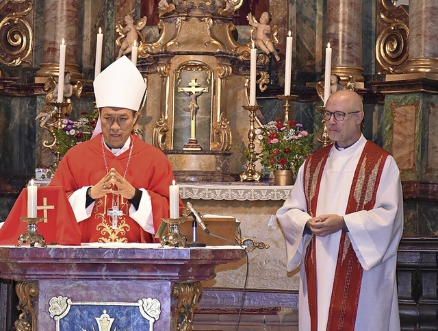 Monsignore Lizardo aus Peru und Pfarre...elebrierten gemeinsam eine Messfeier.   | Foto: Roland Vitt