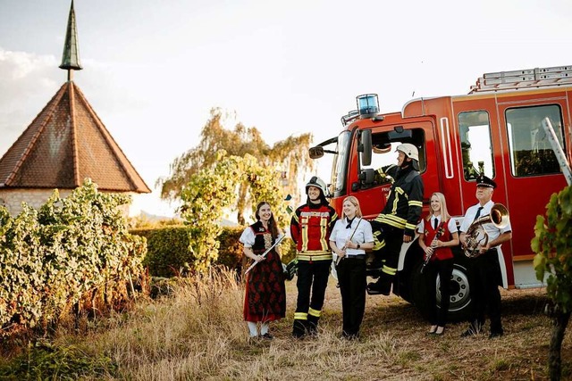 Mitglieder der Feuerwehr und der Feuer...en freuen sich auf das Festwochenende.  | Foto: Anne Hummel