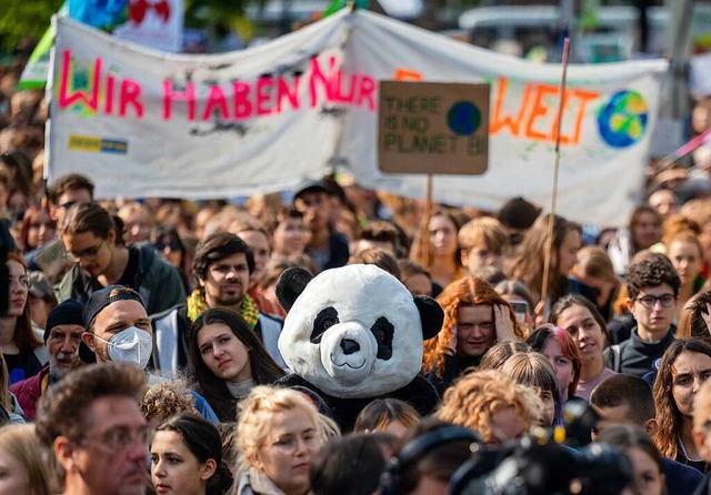 Klimastreik am Freitag in Berlin &#821...innen und Teilnehmer an den Protesten.  | Foto: Sabrina Szameitat (dpa)